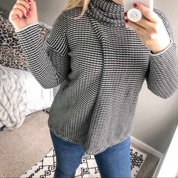 Cabi Fergie Turtleneck Striped Split Front Sweater Size Small Cozy Pullover - Picture 4 of 11